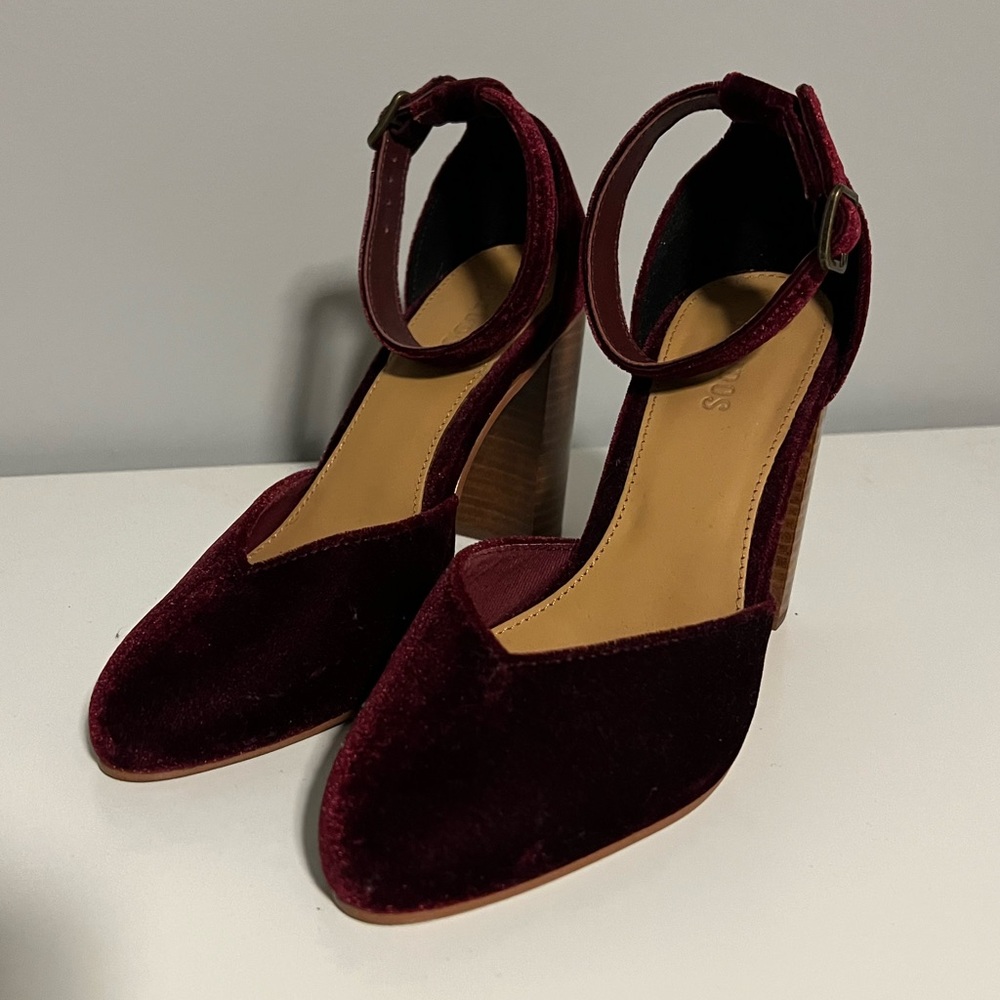 Soludos. The Collette. Burgundy Velvet. Size 7.